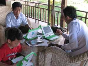 Young neighbors in Kien Svay try out OLPC computers